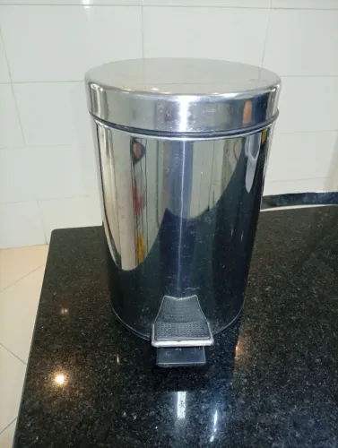 Lixeira inox pequena 2 litros com balde removível.