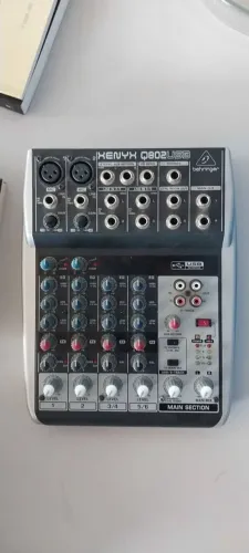 Mixer BEHRINGER XEXYXQ802 4 canais