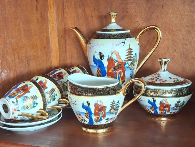 Antigo jogo de café em porcelana britânica Royal Crown Derb com decoração oriental