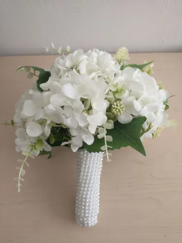 Vendo lindo Buquê de noiva (Artificial) em perfeito estado usado apenas no casamento.