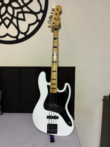 Baixo Squier Jazz Bass Vintage Modified Aguilar Hipshot