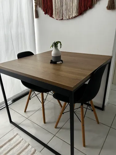 Mesa industrial com duas cadeiras 