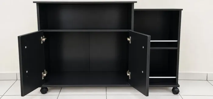 conjunto de armarios de cozinha da cor preta