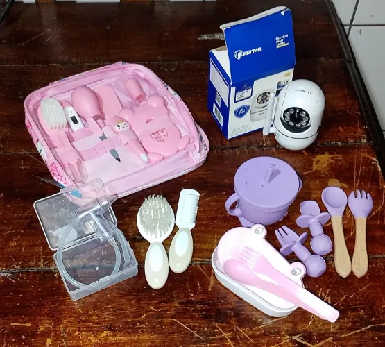 Enxoval Bebê - Câmera Wi-Fi, Kit Higiene, Pentes, Aspirador Nasal, Copo e Talheres