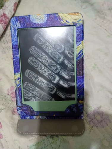 Kindle 11° com capa. Menos de 1 ano de uso.