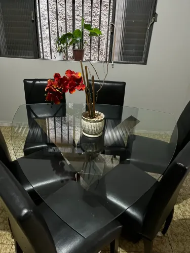 Mesa de jantar com tampo de vidro + 6 cadeiras