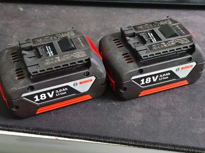 Novas e originais Kit 2 baterias Bosch 18V 3Ah Furadeira Parafusadeira Lixadeira Martelete
