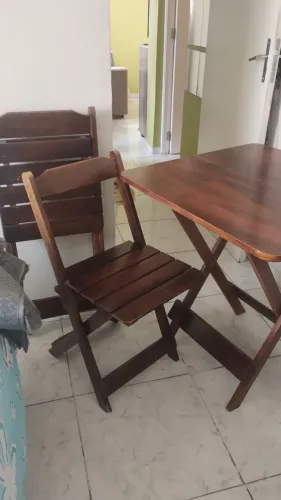 Mesa deafeira e duas cadeiras.