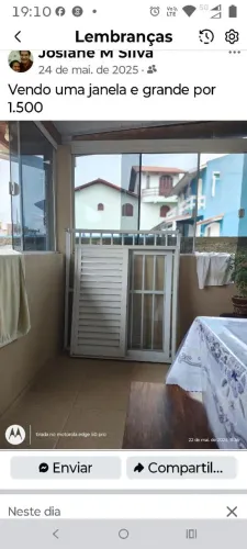 Vendo uma janela e uma grande 