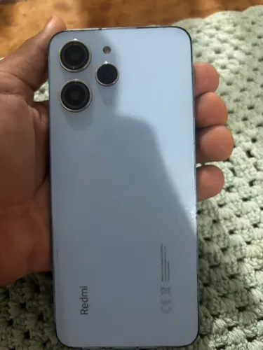 Celular redim 12, o canto da tela tá com um trincado