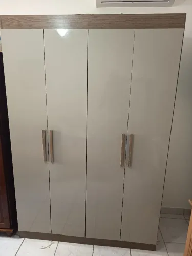 Guarda roupa. Entrega por conta do comprador . Preço a vista!