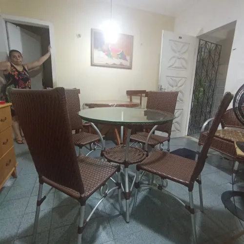 Mesa de Jantar com 4 cadeiras: Mesa com placa de vridro e cadeiras com trançado seminovas