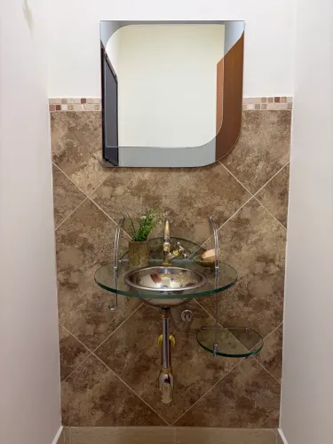 Kit Lavabo Luxo - Cuba Inox Decorada + Bancada Vidro + Torneira Dourada