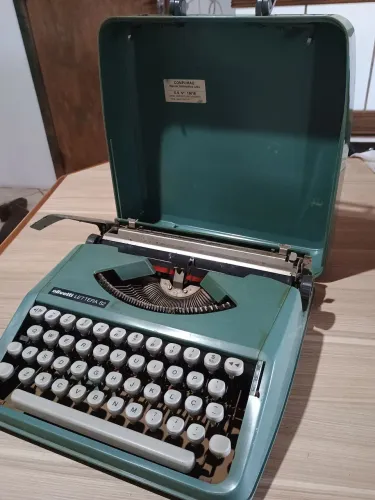 Antiga Máquina de Escrever Olivetti - Lettera 82 - Não está funcionando 