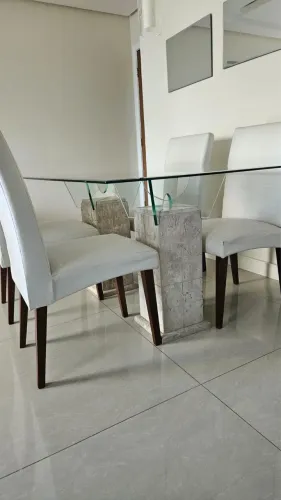 Mesa de jantar com 4 cadeiras 