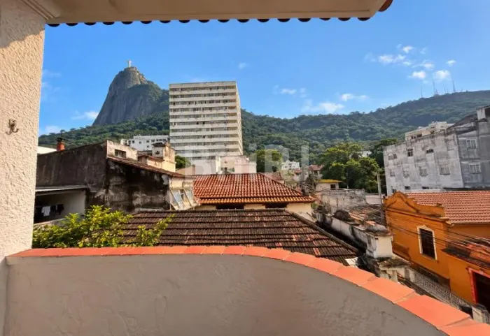 Apartamento em predinho histórico e charmoso, com vista para o Cristo | Humaitá
