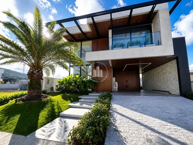 Casa 4 Quartos com 4 Suítes e 420m² - Pedra Branca - CEN