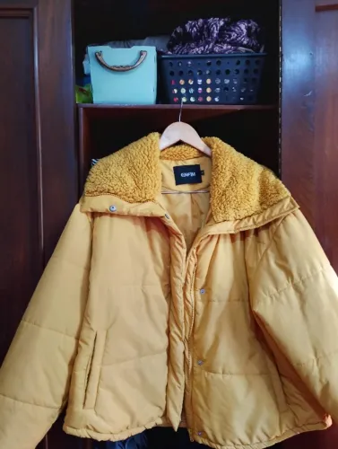 Casaco de capuz amarelo usado só uma vez gg