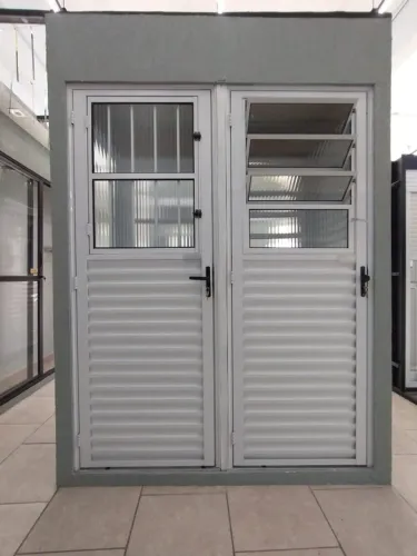 Porta de alumínio com vidro e basculante branca- Oferta Maio 2026