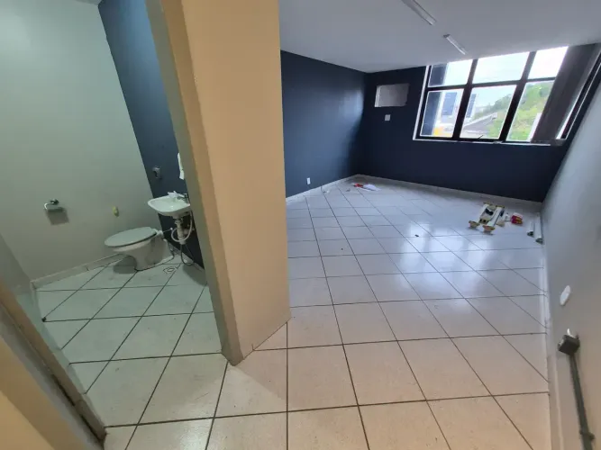 Sala Comercial no Ed. Work Center com Sol da Manhã e Garagem Coberta!