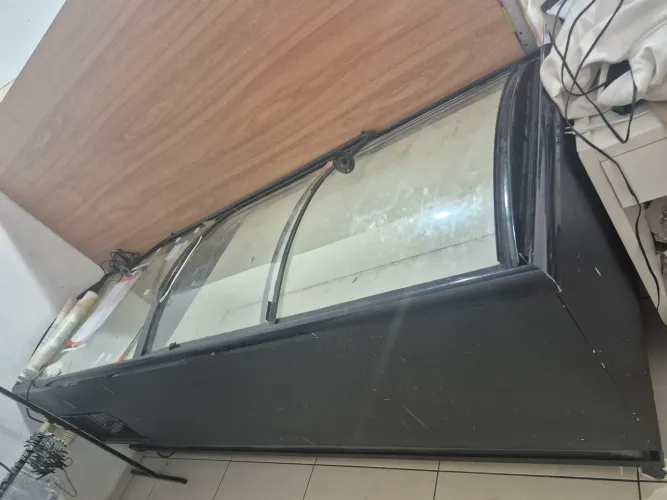Expositor refrigerado horizontal preto com vidro curvo