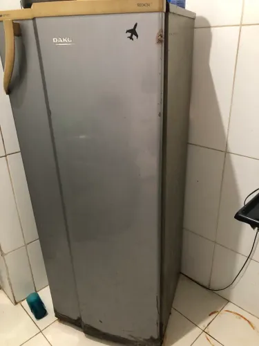 Vende se geladeira funciona perfeitamente
