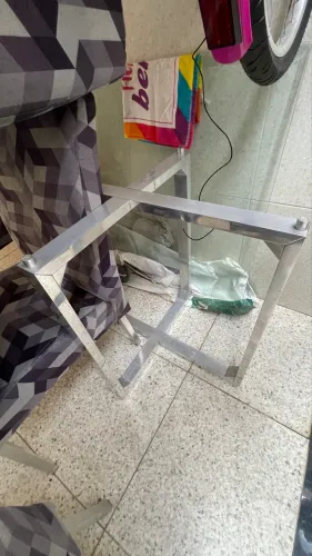 Mesa de vidro c/ base em alumínio inox.