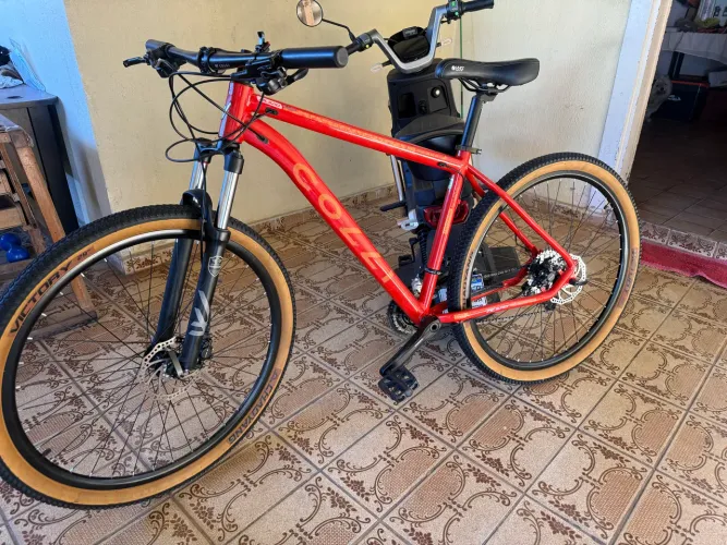 Bicicleta aro 29, 21 marchas, quadro de alumínio e freio hidráulico