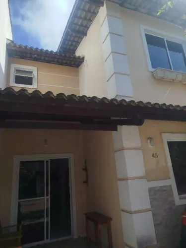 Casa mobiliada em condomínio