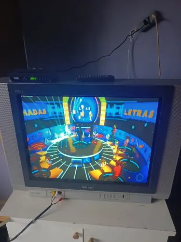 Tv de tubo com conversor 180,00