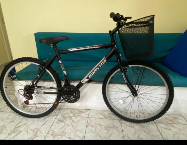 Linda bicicleta aro 26 com 21 marchas. Foi usada 2 vezes. Ela se encontra em Peruíbe/SP.