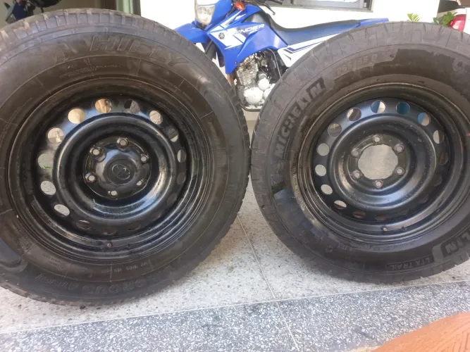 Pneus aro 17 e rodas de ferro Hilux 