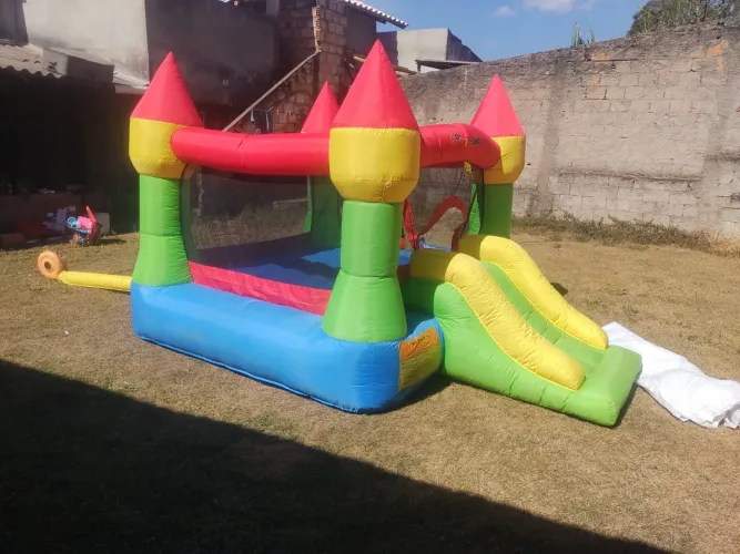 Castelo inflável com bomba