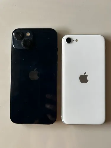 iPhone 13 meia-noite 256 GB.  iPhone SE branco 128 GB