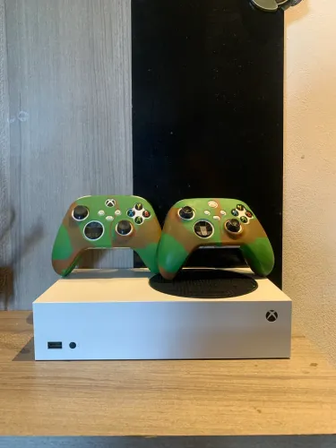 Xbox Séries S com dois controles
