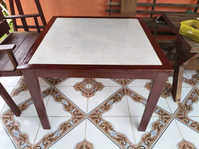 Mesa com porcelana