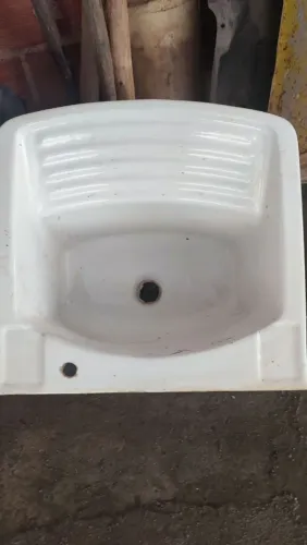 Tanque de louça e pia de banheiro.