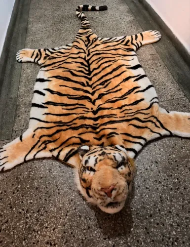tapete decorativo de tigre sintético