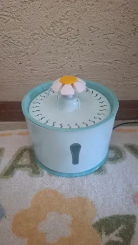 Bebedouro para gatos elétrico azul com flor