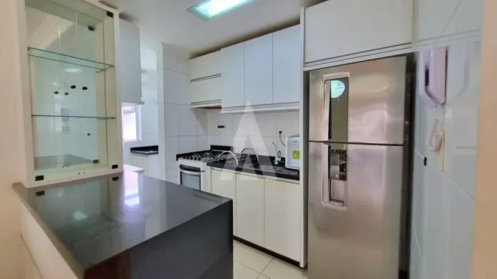 Apartamento mobiliado com 2 quartos no bairro Bom Retiro, cozinha com armários e eletros.