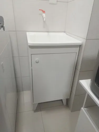 Tanque de lavar roupas 26 litros com armário em MDF