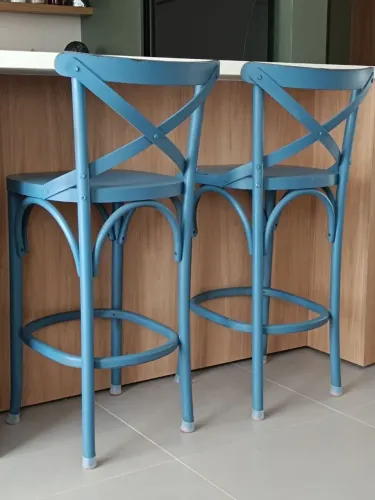 Banquetas altas em madeira pintado de azul