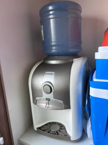 Base refrigerada para galão de água