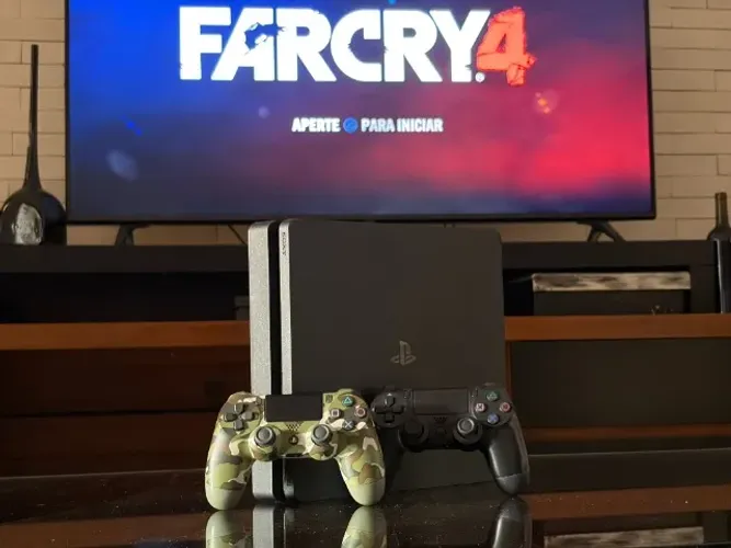 PlayStation 4 Slim + 2 Controles + 3 Jogos
