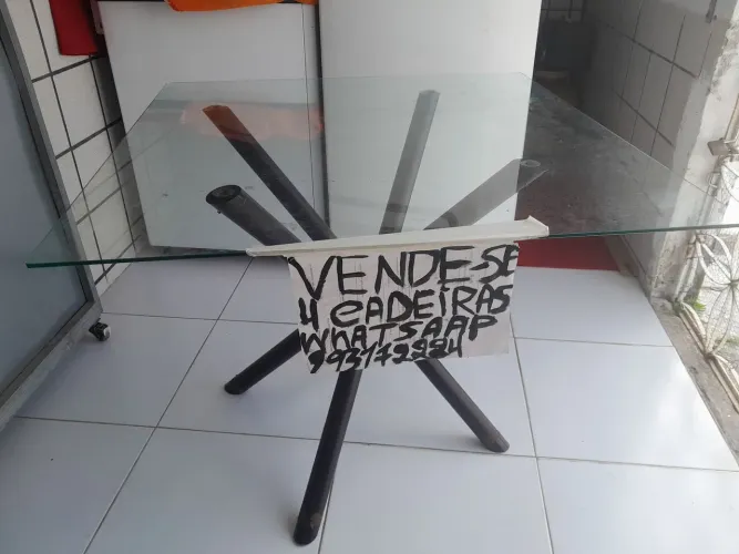 Mesa com quatro cadeiras