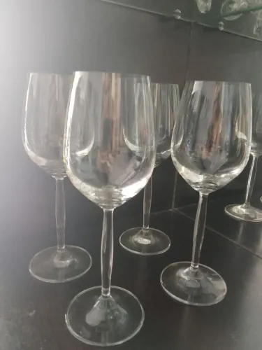 4 taças de vinho em cristal
