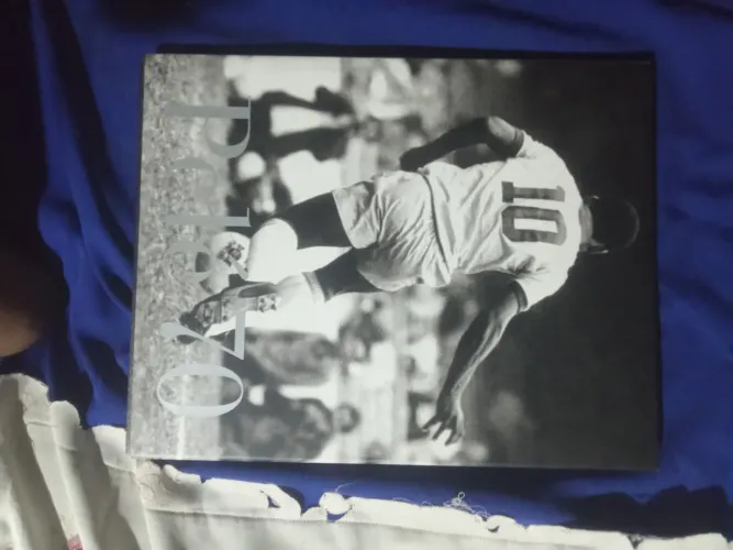 Vendo Livro Pelé 70 por 200 mas negocio
