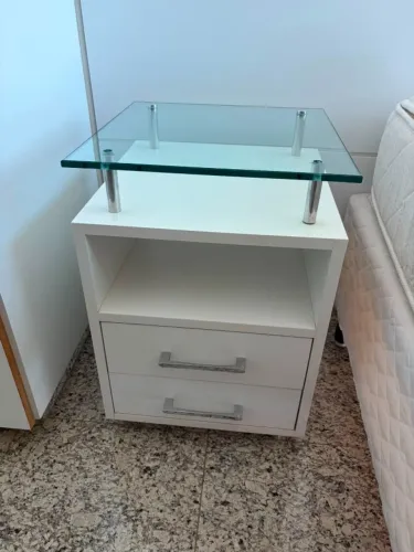 Criado-Mudo Branco com Tampo de Vidro - 2 Gavetas e Nicho