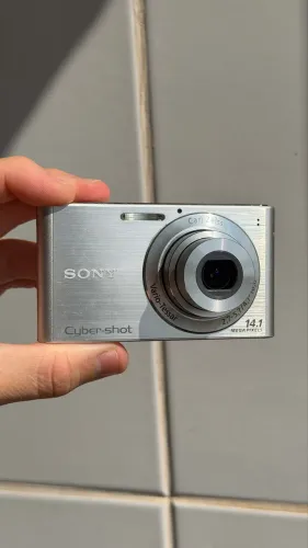 Câmera Sony Cyber-shot DSC-W320 Prata 14.1MP Lente Carl Zeiss + Bateria