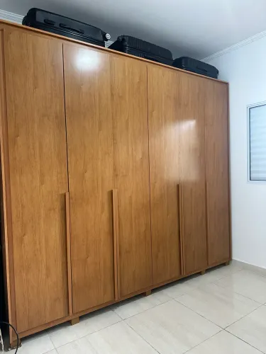Guarda-roupas casal com espelho/ 6 gavetas e 6 portas